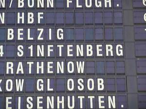 Senftenberg Video Senftenberg Sich bemühnde defekte Anzeigetafel Berlin Ostbahnhof