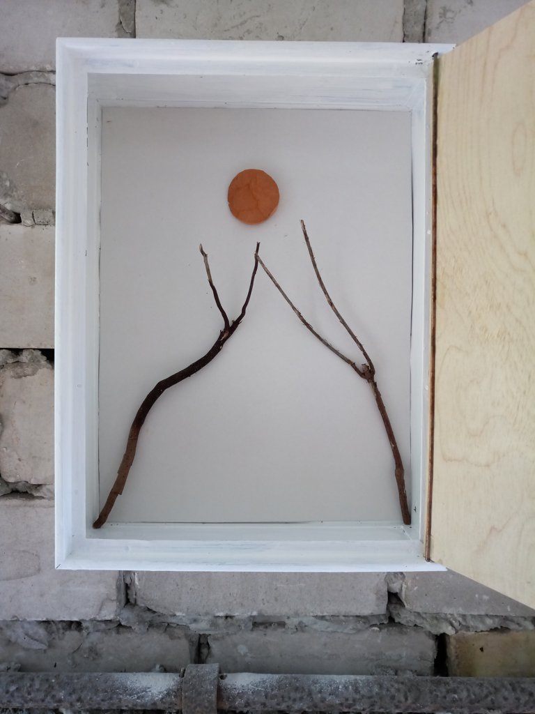 Solar, Storkow, 2020, roots, brick, letter box, 29 x 38 x 11 cm