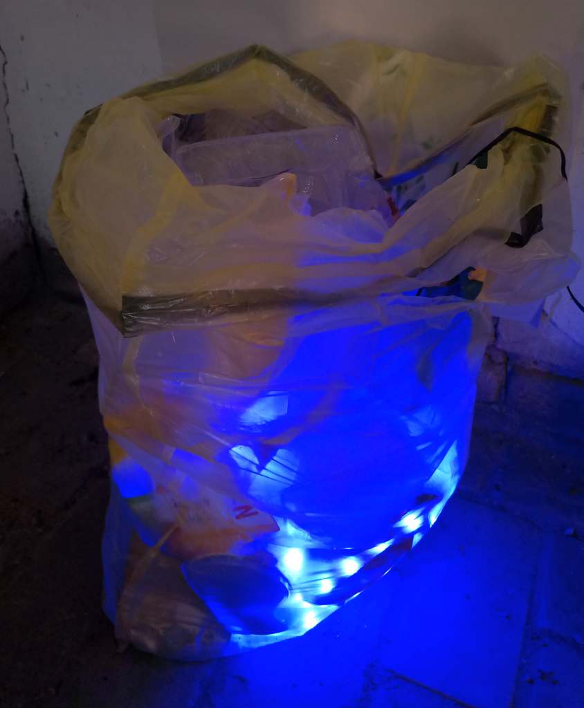 Der Gelbe Sack. Tom Albrecht, 2020, Storkow (M), Verpackung, Gelber Sack, LED-Streifen mit Elektronik, Bewegungsmelder