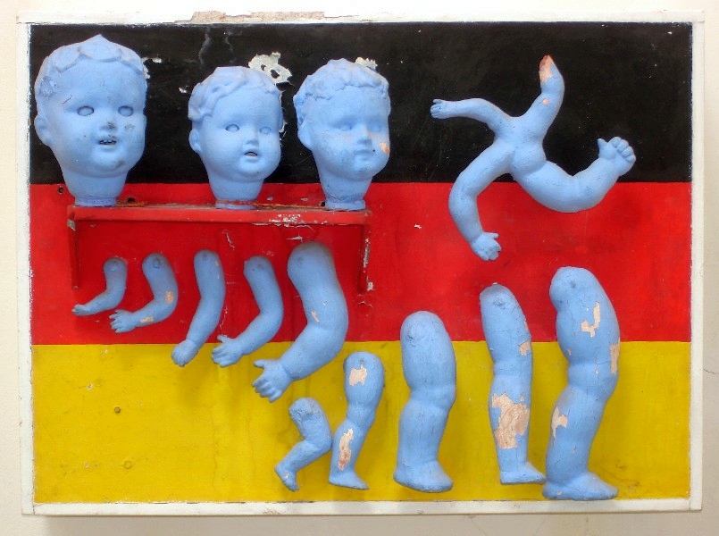 Bewegt angepasst, Bewegtes Objekt. 1965, Düsseldorf. 56 x 41 x 25 cm, Puppen, Stimmen, Farbe, Holz, Elektromechanik