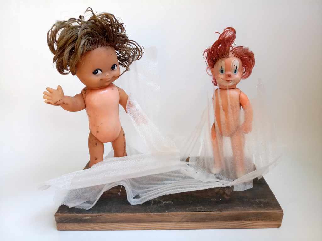 Puppen aus dem Müll. Objekt, Storkow, 2021, Puppen, Plastikfolie, Holz, 24 x 14 x 22 cm