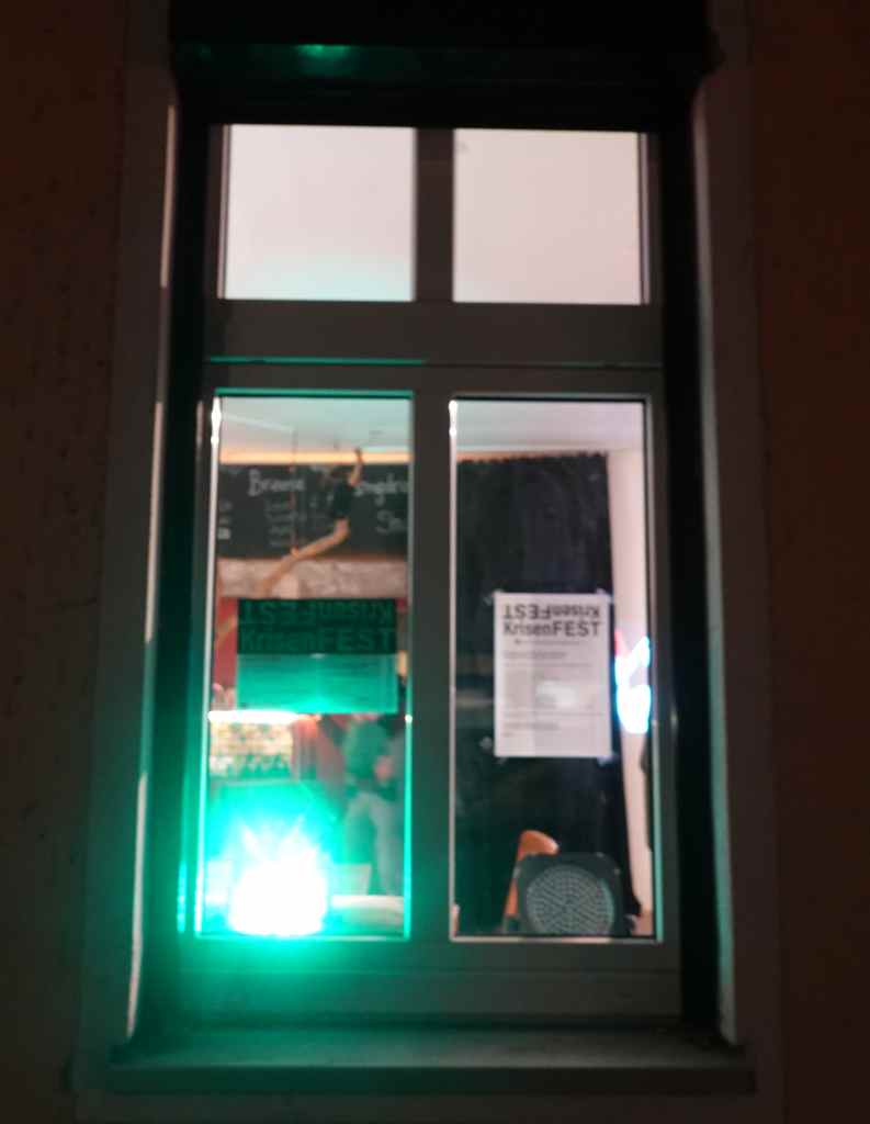 Das Licht brennt. 2022, Berlin. Installation, 8 RGB-LED-Scheinwerfer, Kleincomputer, DMX-Funk-Steuerung, Dämmerungsschalter