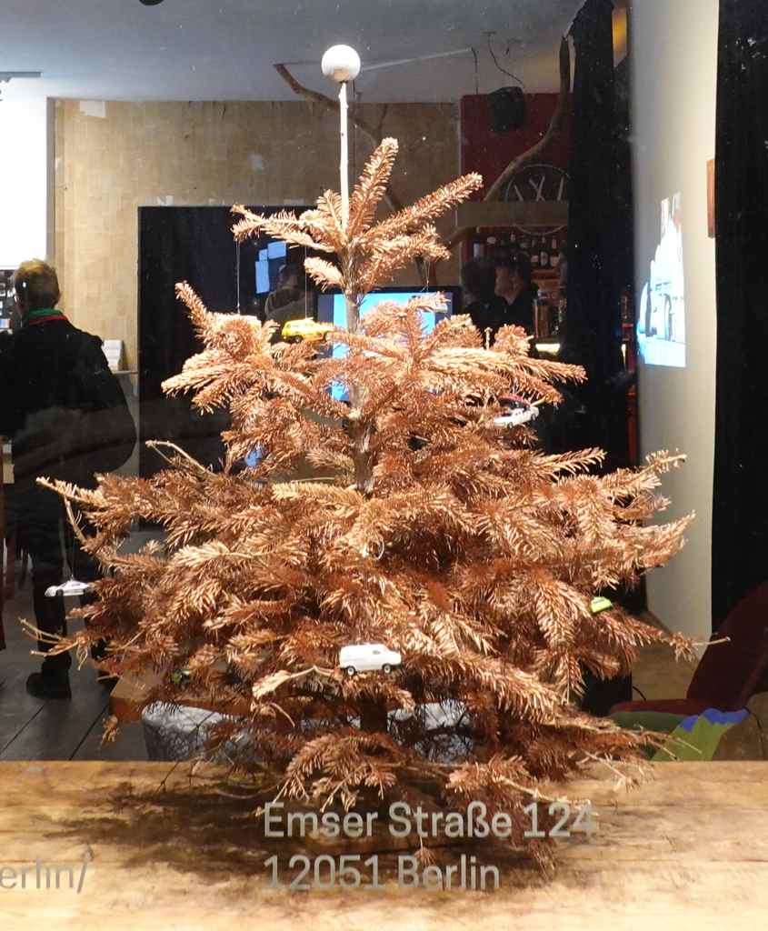 Oh Tannenbaum. Berlin, 2022. Braune Nordmanntanne von 2021, Ständer, 12 Spielzeugautos vom Flohmarkt / 1,10 x 0,95 m