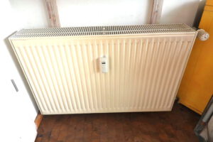 Is the radiator suitable for a heat pump? This depends on the flow temperature, the design of the radiator, the heating capacity, the insulation of the room and the insulation of the windows. This one is a panel radiator, so that's good. It is best to make a test at frost with 55°C flow temperature.