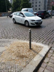 Der frisch ersetzte historische Poller von "Henne"