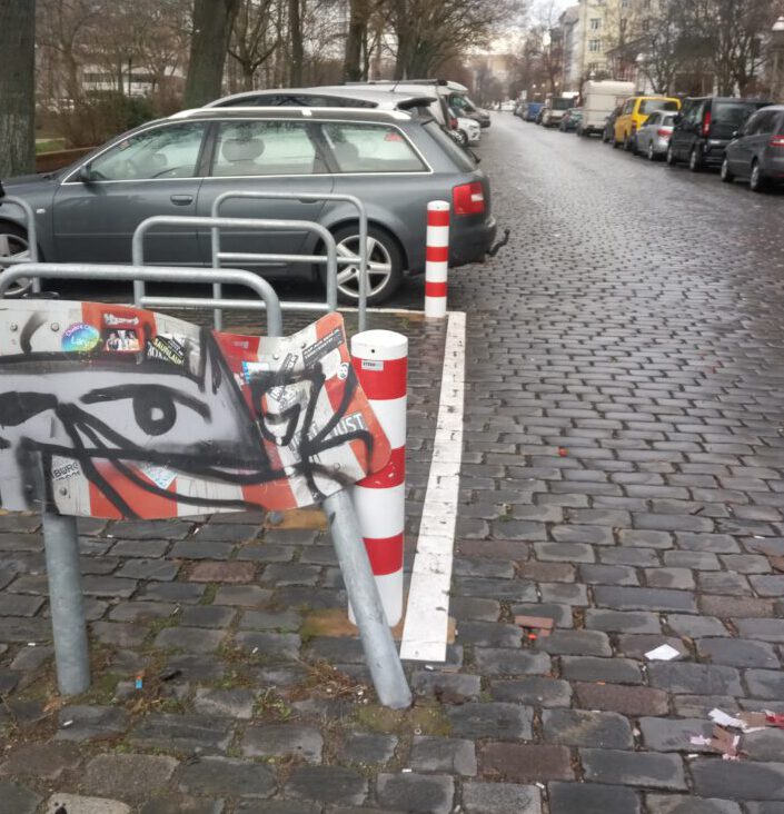 Traffic bollard hit on the bend at Oranienplatz