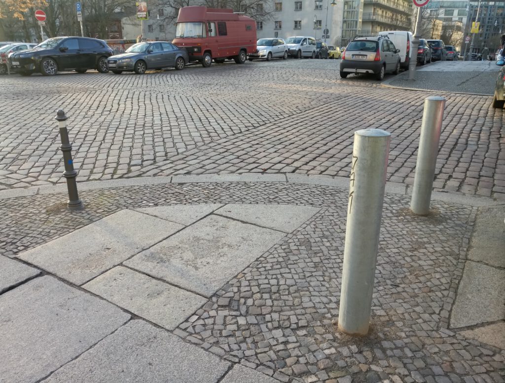 Poller vor dem Wirtshaus "Henne". Nachdem rechts die historischen Poller mehrfach umgefahren wurden, setzte das Bezirksamt diese massiven Poller ein. Der linke wurde bereits wieder erkennbar angefahren. Poller vor dem Wirtshaus "Henne". Nachdem rechts die historischen Poller mehrfach umgefahren wurden, setzte das Bezirksamt diese massiven Poller ein. Der linke wurde bereits wieder erkennbar angefahren.