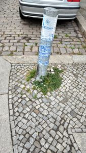 Neuer schiefer Poller am Leuschnerdamm vor Wirtshaus Henne von schnellen Abbiegern angefahren. 7.5.2026 Neuer schiefer Poller am Leuschnerdamm vor Wirtshaus Henne von schnellen Abbiegern angefahren. 7.5.2026
