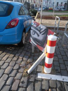 Poller und Bake Leuschnerdamm - Ecke Oranienplatz angefahren, Bild vom 9.1.2023, TA