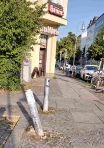 Poller vor Wirtshaus "Henne" 19.7.2026 wieder angefahren. Schaden an das BA FK ist gemeldet. Bild TA